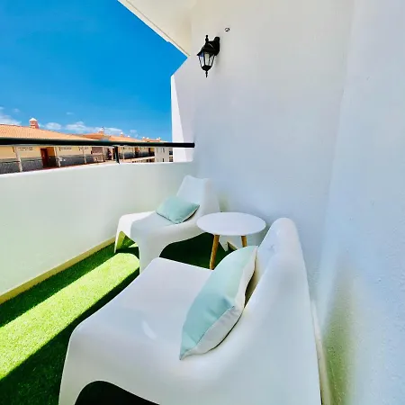Vacation With Balcony And Pool Views *