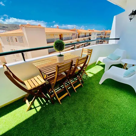 Vacation With Balcony And Pool Views Apartment